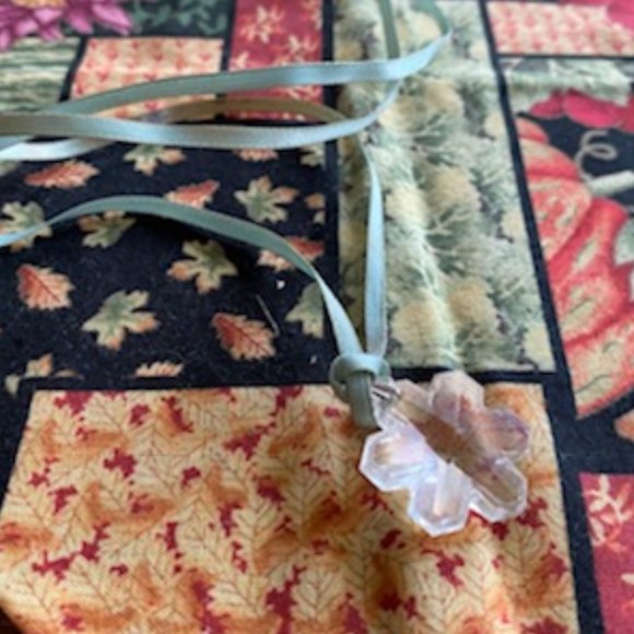 VINTAGE * small FACETED Cut GLASS SNOWFLAKE light BLUE RIBBON NECKLACE * Hippy - Picture 1 of 6